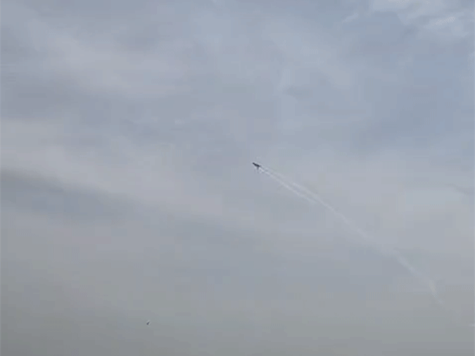 चंडीगढ़ में एयर-शो के दौरान एयरफोर्स की सूर्यकिरन टीम ने तेजस फॉर्मेशन में उड़ान भरी। - Dainik Bhaskar