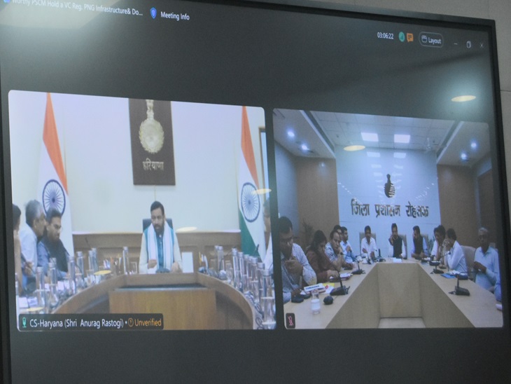 रोहतक के लघु सचिवालय में सीएम के साथ वीडियो कांफ्रेंस पर जुड़े हुए डीसी सचिन गुप्ता व अन्य अधिकारी। - Dainik Bhaskar