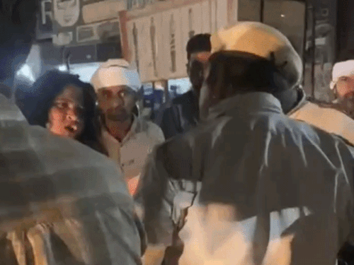 रतिया में होमगार्ड जवान से उलझती महिला। - Dainik Bhaskar