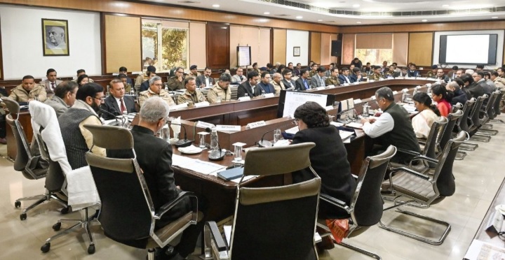 सीएम नायब सैनी अधिकारियों के साथ मीटिंग करते हुए।