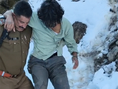 केरल के ट्रैकर को व्यासकुंड से मनाली के लिए लाते हुए पुलिस।