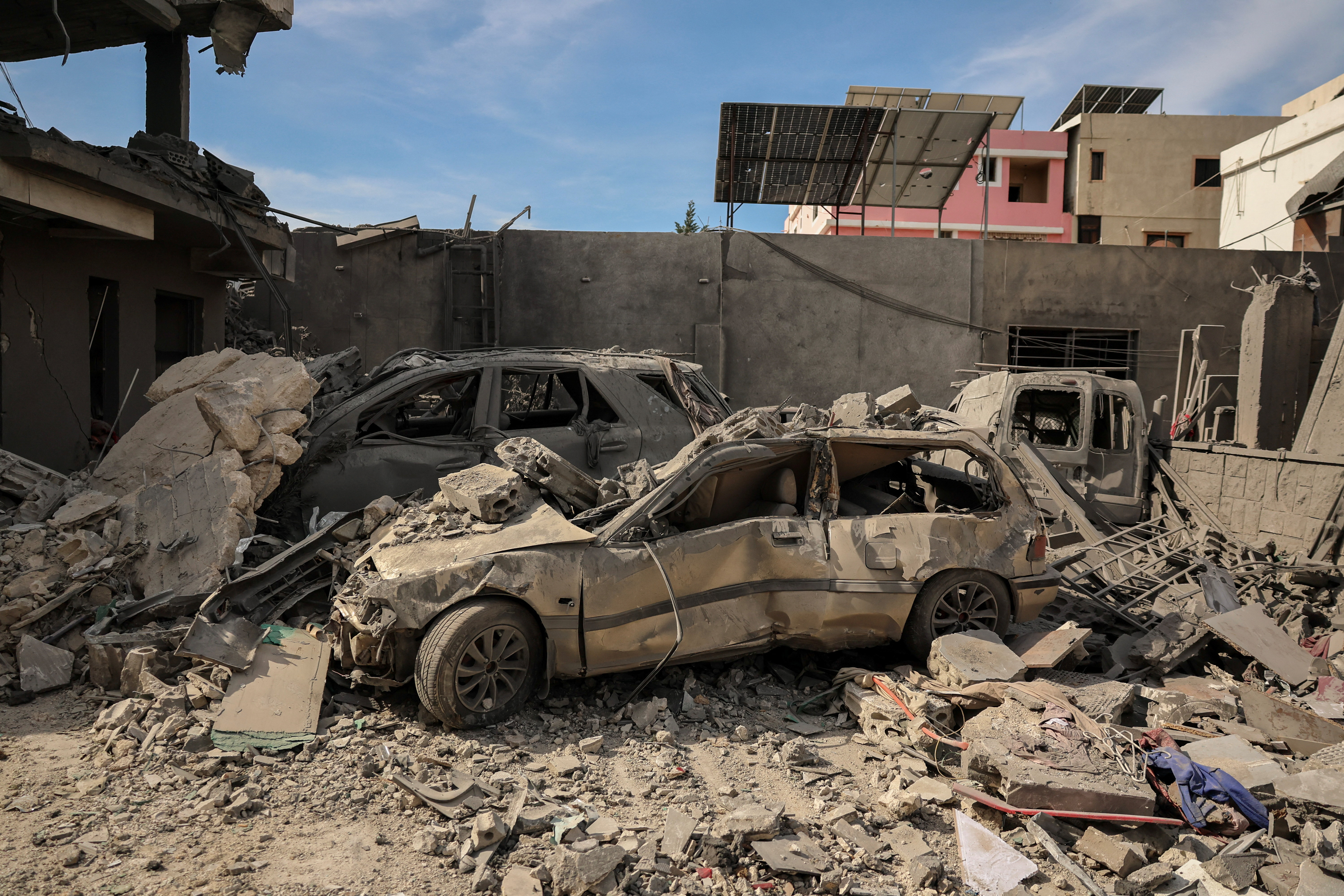 दक्षिणी लेबनान में इजराइली हमले के बाद तबाह गाड़ियां और घर।