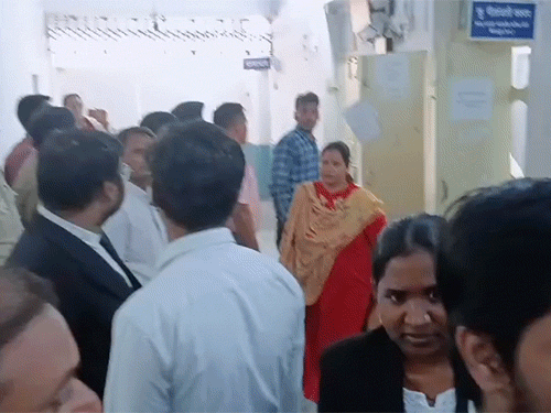 धमकी की जानकारी मिलते ही कर्मचारियों को बाहर निकाल दिया गया।