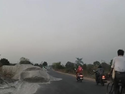 बीच सड़क में डम्ब किया गया राखड़ लोग हो रहे हैं परेशान