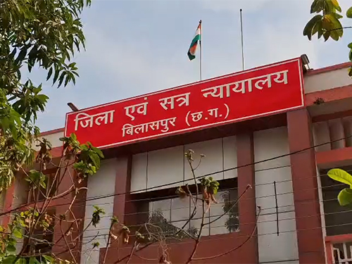 बिलासपुर जिला कोर्ट को बम से उड़ाने की धमकी मिली है।