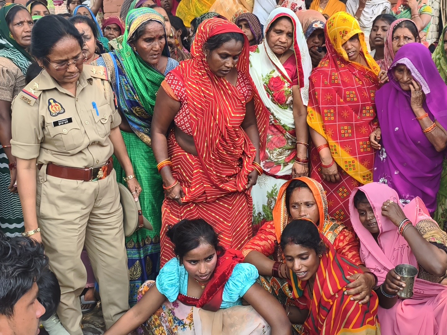 रोते- बिलखते परिजन। - Dainik Bhaskar