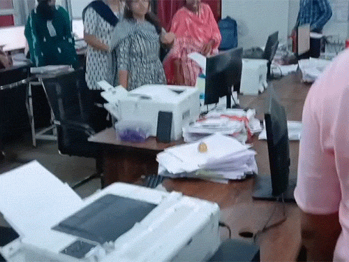 कोर्ट रूम समेत आसपास के इलाके में सर्च ऑपरेशन चलाया गया।