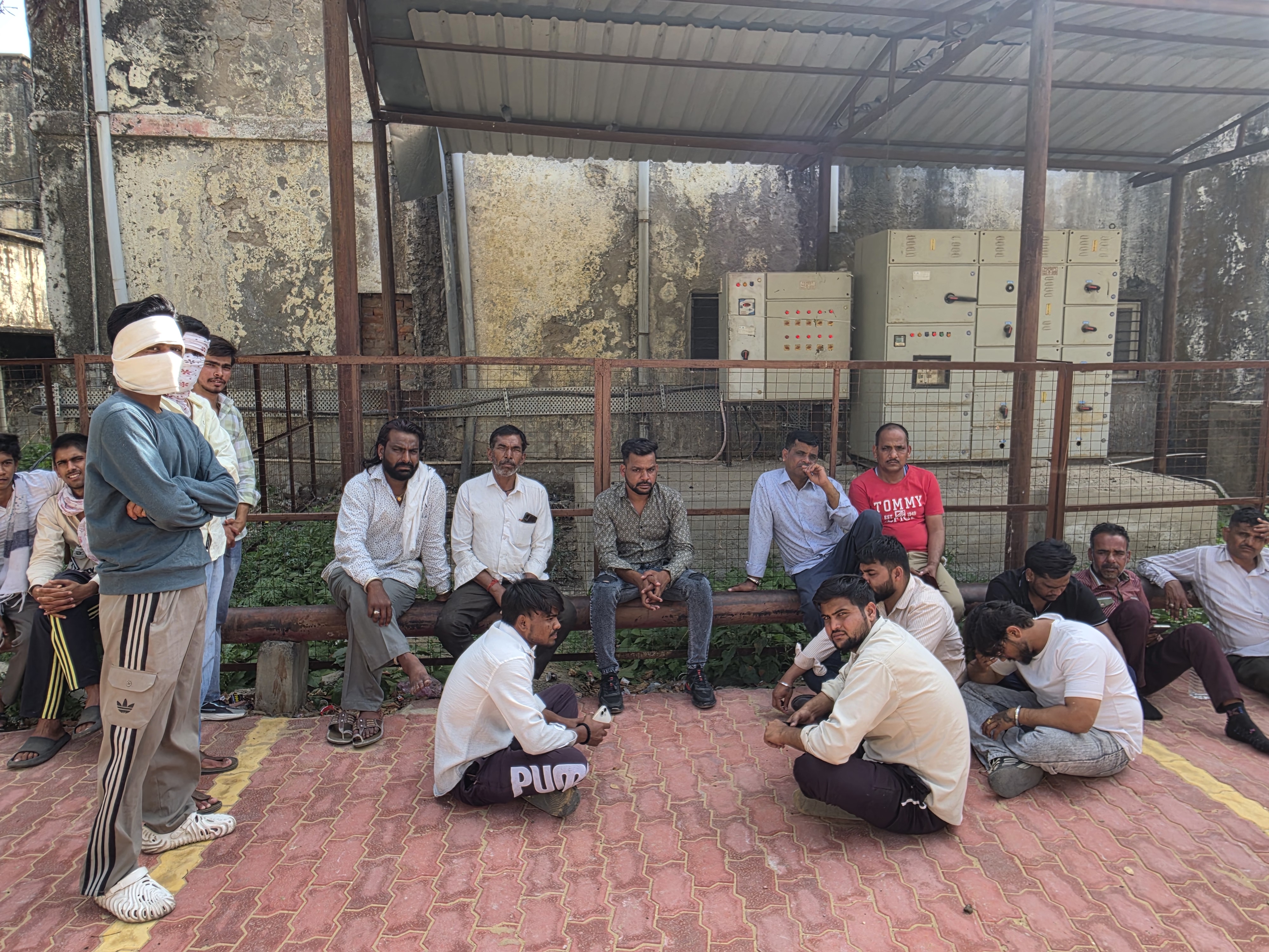 दोस्त उसे अस्पताल लेकर पहुंचे जहां डॉक्टर ने मृत घोषित कर दिया।