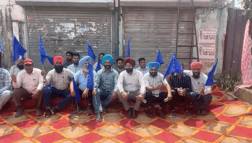 घर के बाहर इकट्ठे हो रहे कर्मचारी।