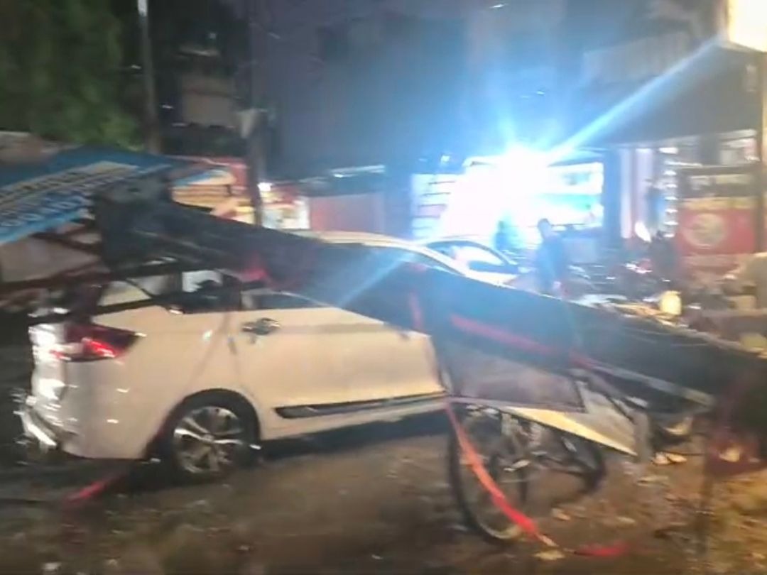 प्रतापगढ़ में आंधी से पोल उखड़कर कार पर जा गिरा।