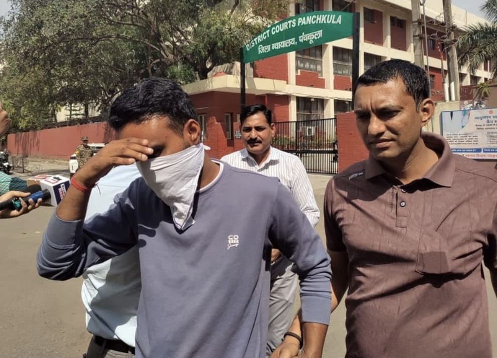 कोटक महिंद्रा बैंक के रिलेशनशिप मैनेजर दिलीप कुमार राघव (बाएं) को गुरुवार को पंचकूला की कोर्ट में पेश करते की फाइल फोटो।