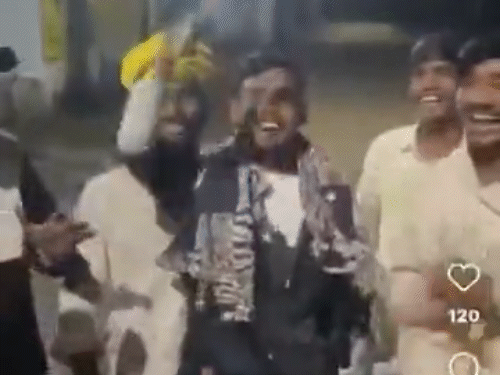 चाकू से केक काटकर खाता हुआ युवक।