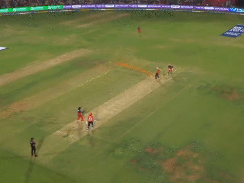 ईशान ने अपने पारी के दौरान 5 छक्के और 8 चौके लगाए।