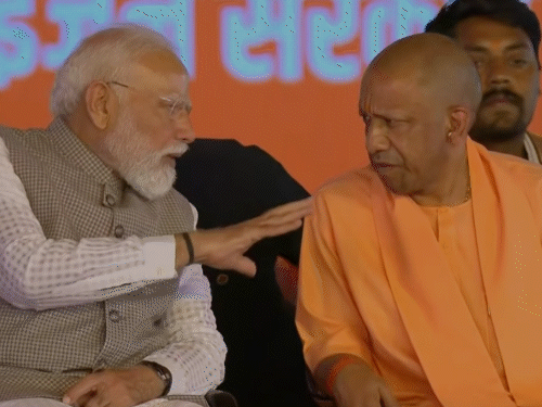 मंच पर पीएम मोदी ने सीएम योगी के साथ लंबी बातचीत की।