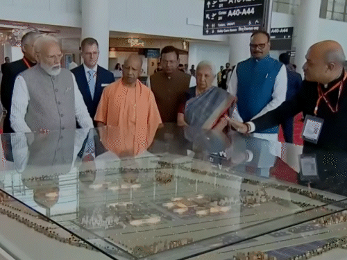 पीएम ने नोएडा के एयरपोर्ट का मॉडल देखा। अफसरों से इसकी डिटेल के बारे में विस्तार से जानकारी ली।