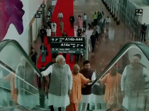 मोदी ने नोएडा एयरपोर्ट का निरीक्षण किया। इस दौरान सीएम योगी साथ रहे।