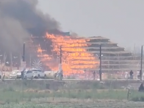 अयोध्या में राम मंदिर से 800 मीटर दूर चल रहे यज्ञशाला में आग लगने के बाद धू-धूकर जलता पंडाल।