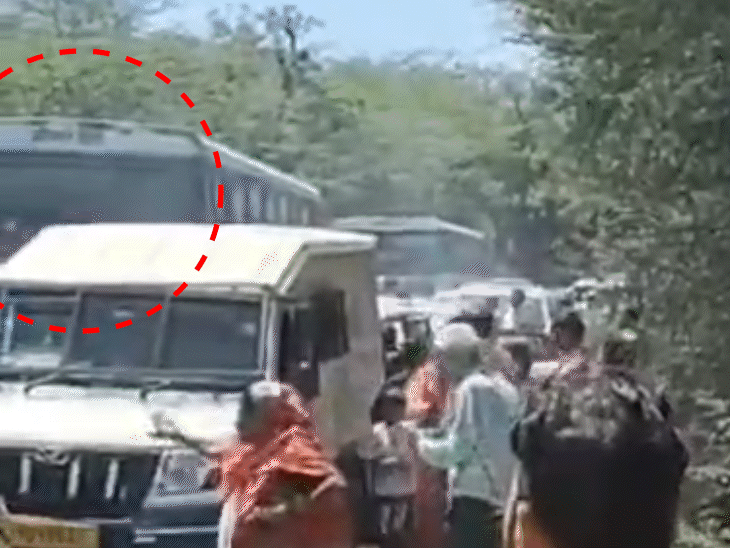 अफरा-तफरी में सवारियों ने बस के शीशे तोड़े