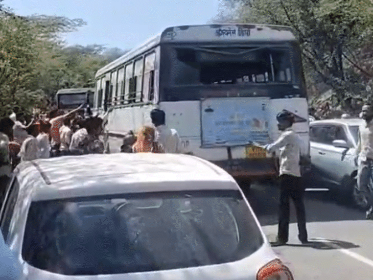 आग की खबर से सभी सवारियां बस से उतर गई