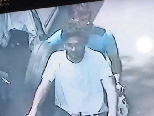 सीसीटीवी में बाइक से सिलेंडर ले जाते चोर।