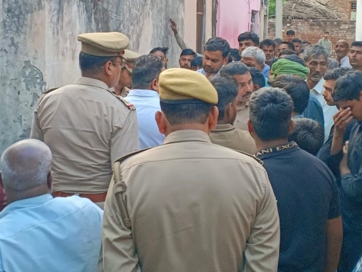 मौके पर पहुंची पुलिस लोगों से पूछताछ कर रही है।
