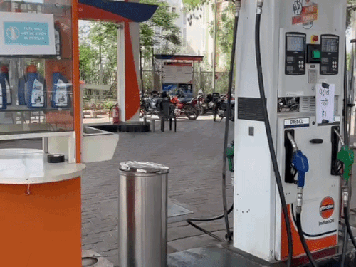 हिसार में फ्यूल मशीन पर लगा ‘पेट्रोल नहीं है’ का पोस्टर। (फाइल)
