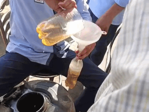 अमृतसर में पेट्रोल पंप पर बोतलों में भी डीजल दिया जा रहा है। हालांकि, यहां बोर्ड लगा रखा है कि बोतलों, ड्रमों, आदि में तेल नहीं मिलेगा।