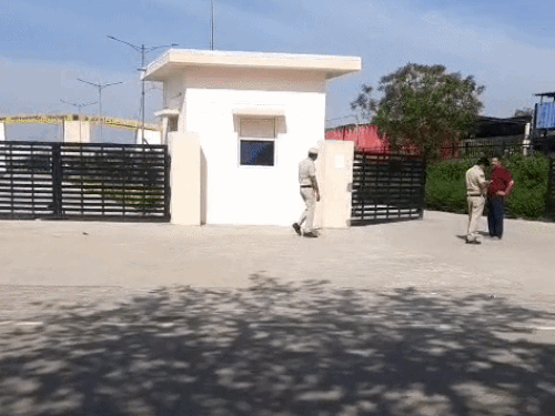 जेल के बाहर पहुंची ईवीआर टीम।