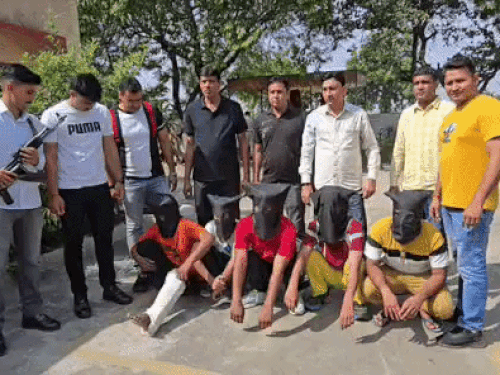 आरोपियों के पास से एक अवैध पिस्टल, दो जिंदा कारतूस और तीन मोबाइल फोन बरामद किए गए हैं।