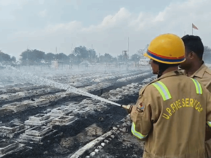 यज्ञशाला में आग लगने की सूचना पर पहुंची फायर ब्रिगेड की टीम ने आग पर काबू पाया।