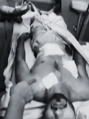 छात्र के गले, सीने और पेट पर चाकू के गहरे घाव के निशान हैं।