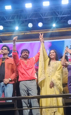 स्टेज पर पवन सिंह ने काजल राघवानी का हाथ पकड़ कर लोगों का अभिवादन किया।