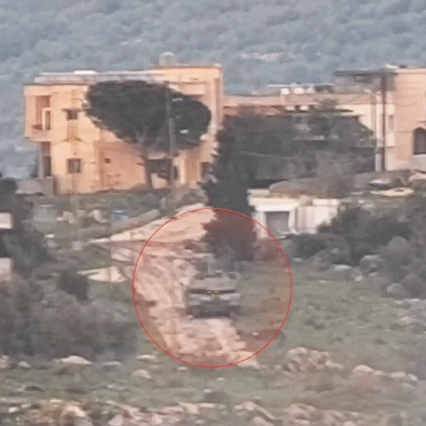 लेबनान के उग्रवादी लड़ाकों ने शनिवार को एक इजराइली टैंक को तबाह कर दिया।