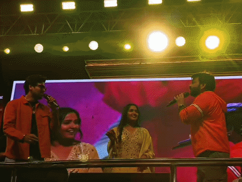 पवन सिंह ने काजल राघवानी के साथ डांस किया। गाना भी गाया।