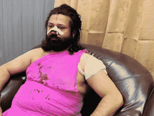 आशुतोष ब्रह्मचारी पर 8 मार्च 2026 को ट्रेन में चाकू से हमला किया गया। उन्होंने बताया कि हमले में उनकी नाक काटने की कोशिश हुई थी। वह रीवा एक्सप्रेस से गाजियाबाद से प्रयागराज जा रहे थे।