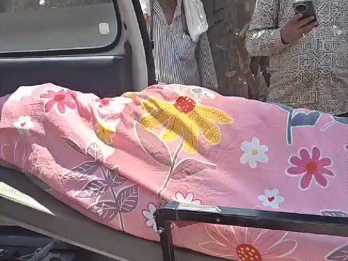 शव का पोस्टमॉर्टम होने के बाद लाश परिजनों को सौंपा गया।