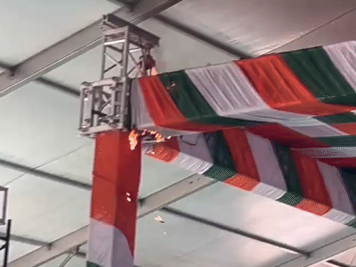 पश्चिम बंगाल के बीरभूम के अभिषेक बनर्जी की सभा के बाद आग लगी।