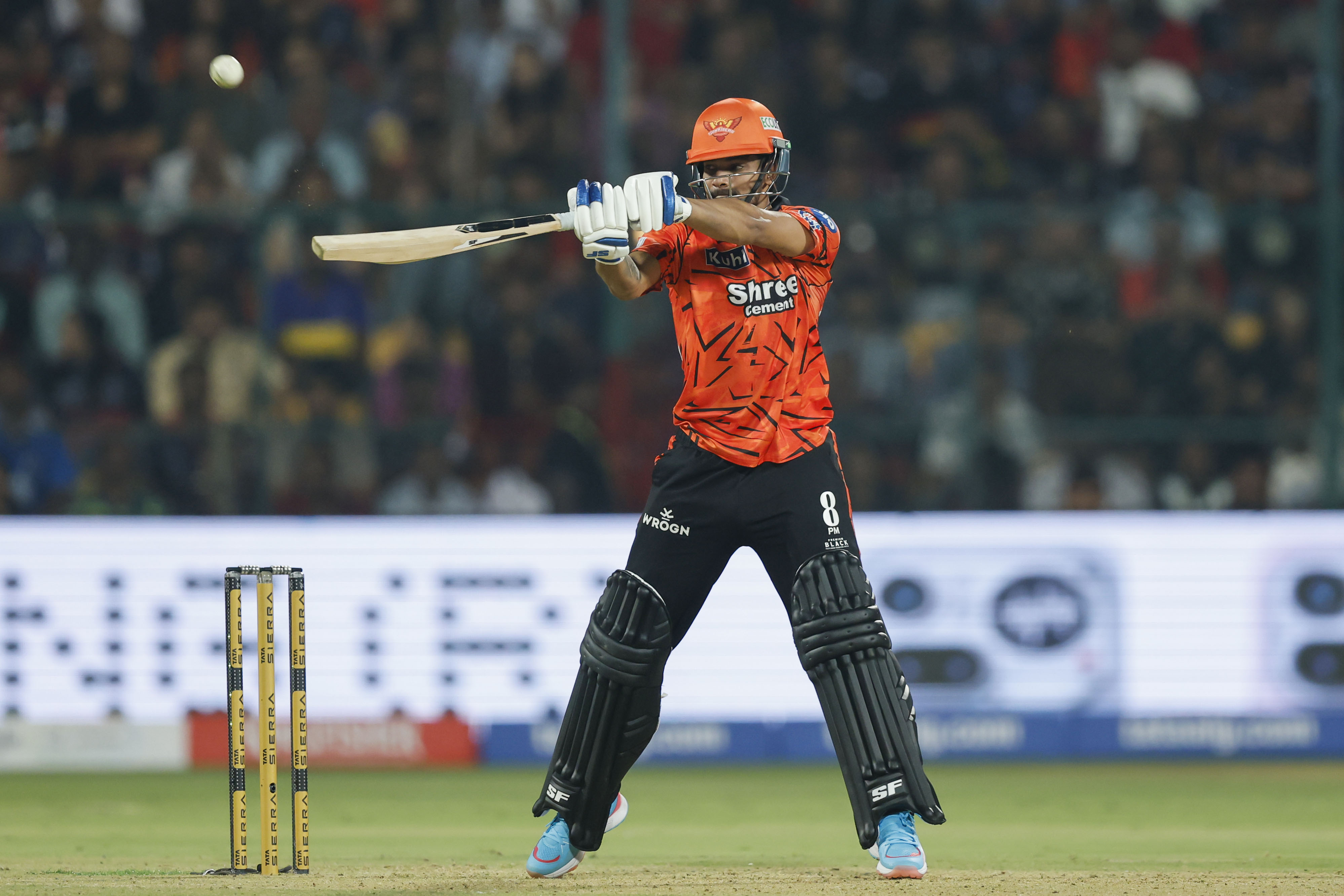 अनिकेत वर्मा ने एक चौक और 2 सिक्स लगाए।