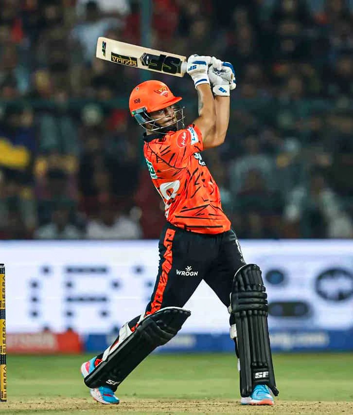 अनिकेत वर्मा ने 18 बॉल पर 42 रन बनाए।