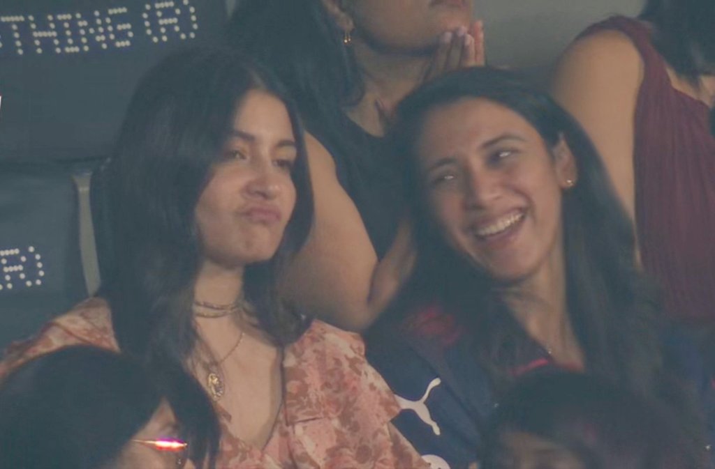 अनुष्का शर्मा (बाएं) और स्मृति मंधाना मैच देखतीं हुईं।