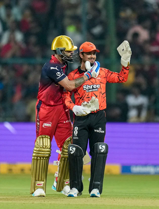 रनआउट के प्रयास के बाद कोहली ने हंसते हुए ईशान के साथ चेहरा पकड़कर कुछ कहा।