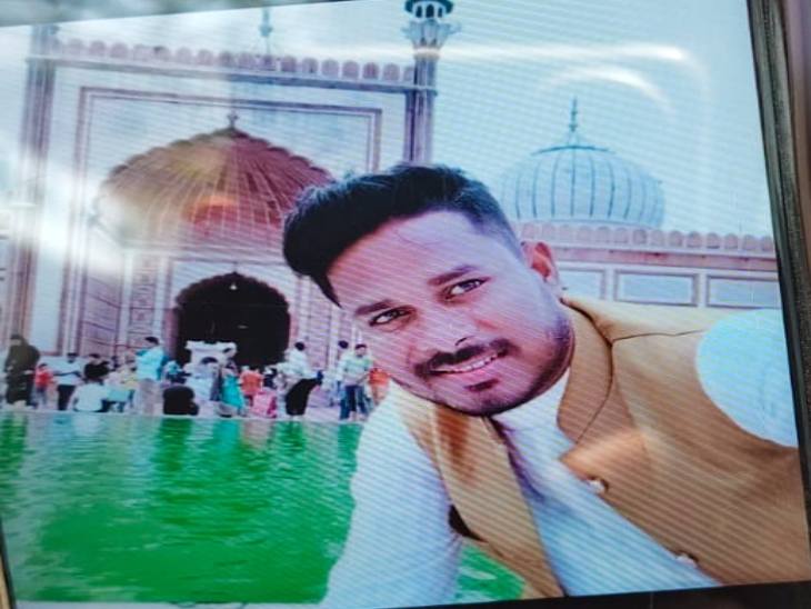 मोहन रामटेक पेशे से पेंटर था।