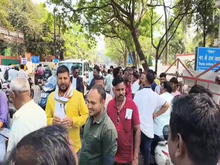 कारोबारियों ने शुक्रवार को विधायक अमर अग्रवाल के बंगले का घेराव किया था।