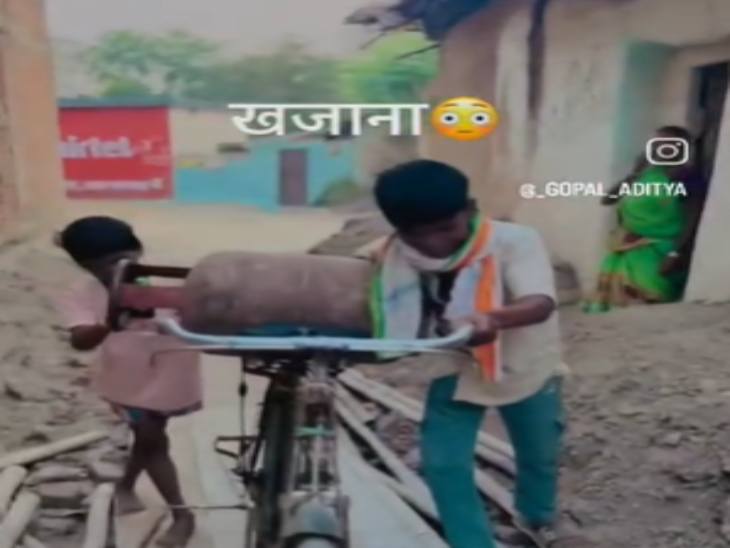 दो बच्चे बड़ी मुश्किल से गैस सिलेंडर लेकर जा रहे हैं। जिस पर वे तंज कसते हुए यूजर कह रहा कि बच्चों को सिलेंडर मिल जा रहा है, लेकिन हमको नहीं मिल रहा।