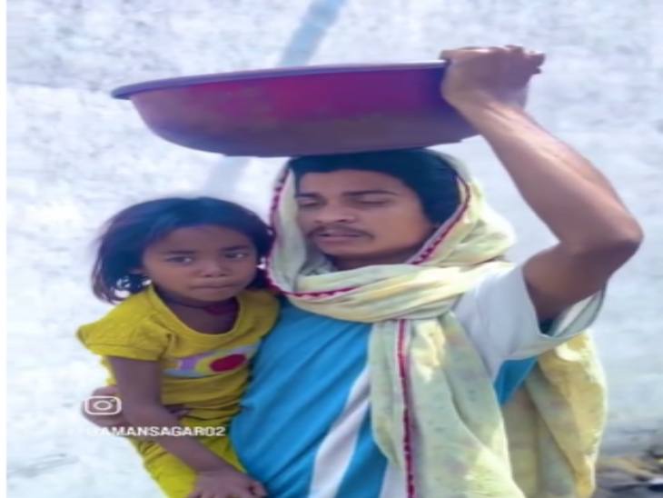 वीडियो में दिखाया गया कि, गांव में अब खाना बनाने के लिए दोबारा गोबर बीने जा रहे।