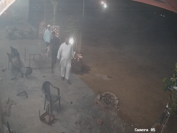 मौके पर मौजूद लोग कार के पास पहुंचे तब तक कार सवार दो लोग फरार हो गए।