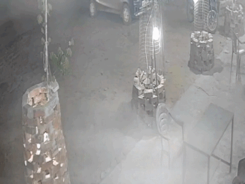 एक व्यक्ति होटल के सामने से गुजर रहा था, तभी तेज रफ्तार कार होटल की तरफ आई।