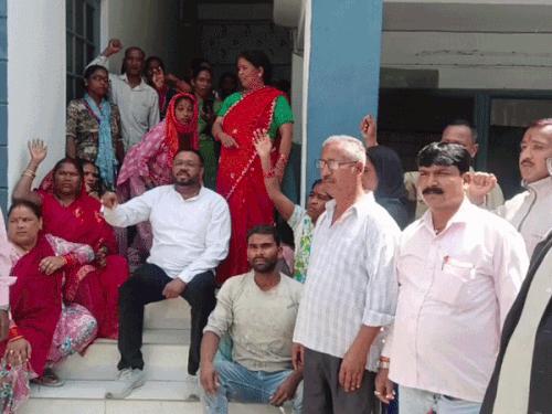 हल्द्वानी में पानी के लिए लोगों का फूटा गुस्सा - Dainik Bhaskar