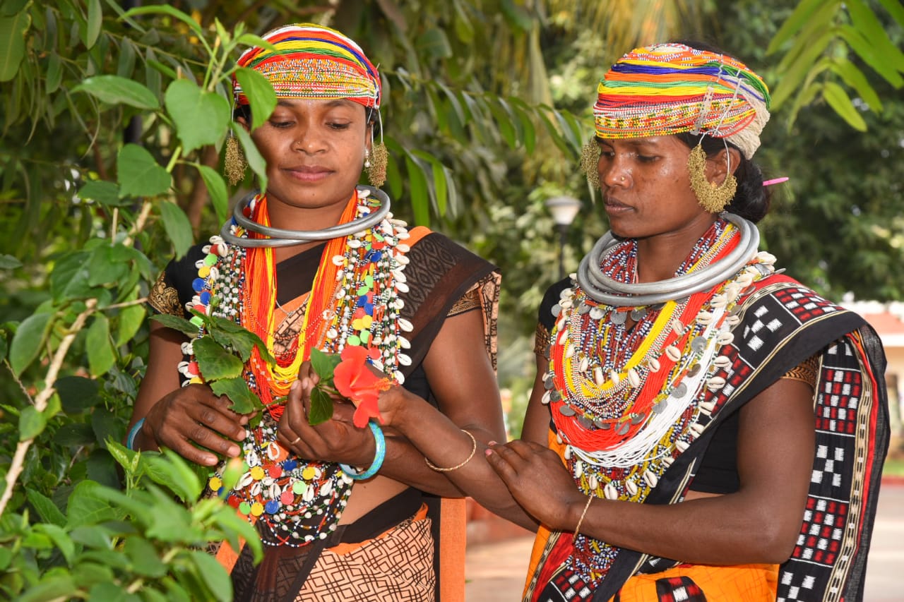 सजी-धजी बोंडा महिलाएं।