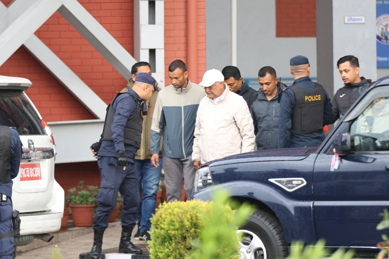 केपी ओली को गिरफ्तार कर मेडिकल जांच के लिए ले जाते हुए पुलिस टीम।